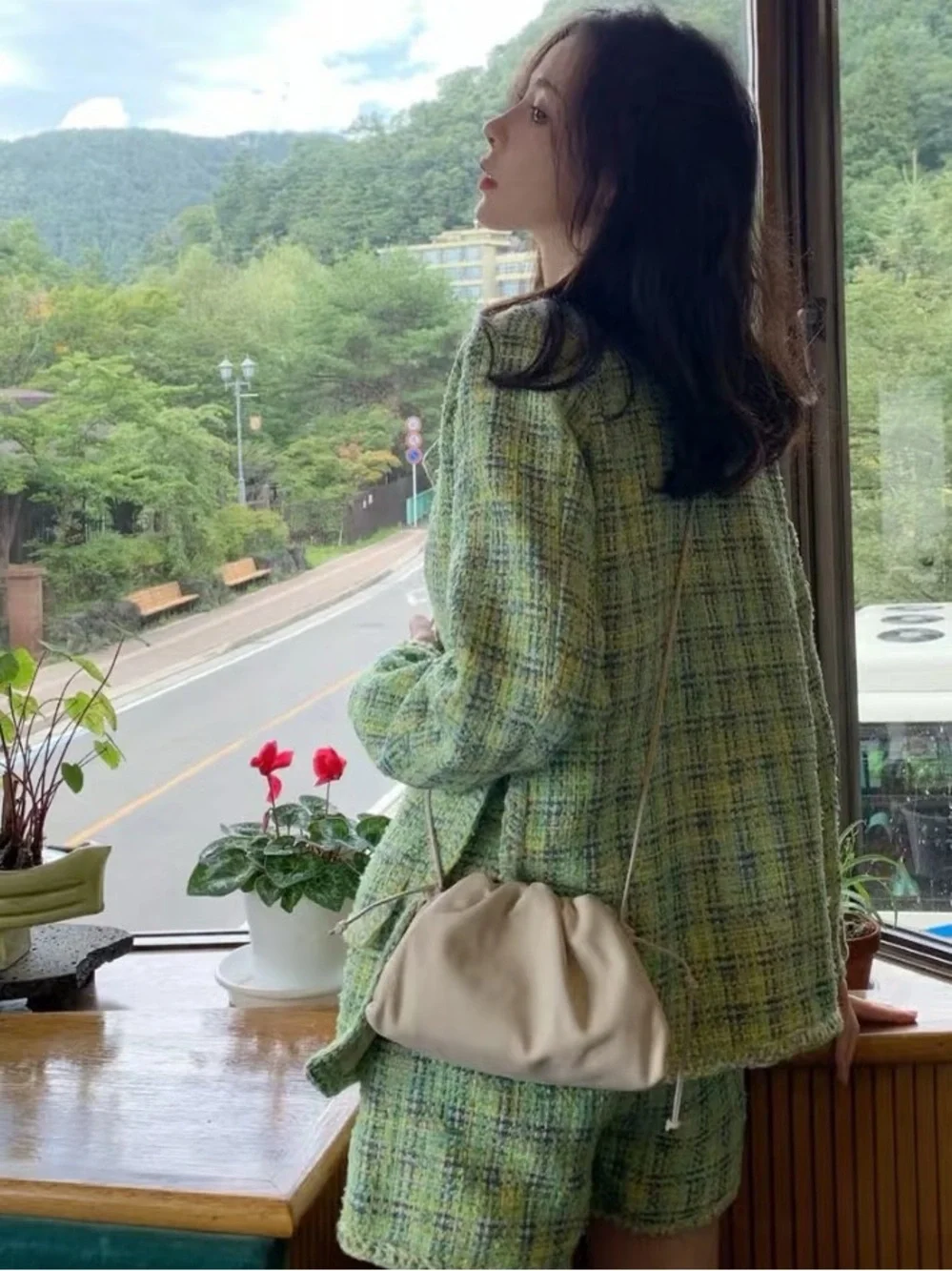 🚩steal Gucci Yellow and Navy Plaid High-Waist Bouclé Shorts - Picture 4 of 8